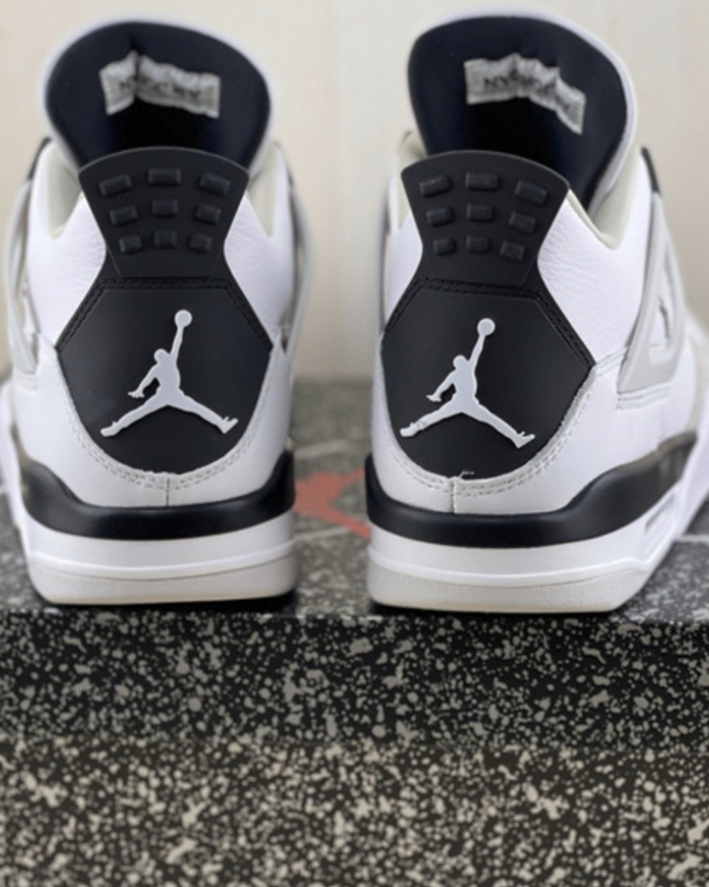 Air Jordan 4 - Military Black